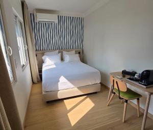 Postel nebo postele na pokoji v ubytování LOGIS Hotel Restaurant Le KALLISTE + 37 fotografií