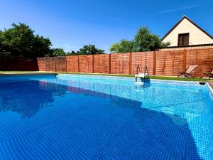 Bazén v ubytování Nussbaum Panzió nebo v jeho okolí