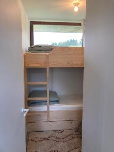 Palanda nebo palandy na pokoji v ubytování KAMP ZUID original getaway