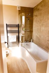 Koupelna v ubytování Spacious 4Bed Parking & Wi-Fi - Contractor Stays + 165 fotografií