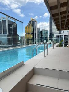 a swimming pool on the roof of a building at Espectacular apartamento en Obarrio in Panama City