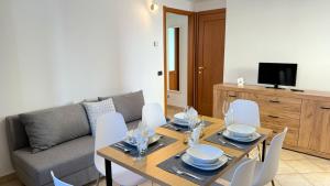 a living room with a table and chairs and a couch at Da Mamaa casa vacanze in Toceno