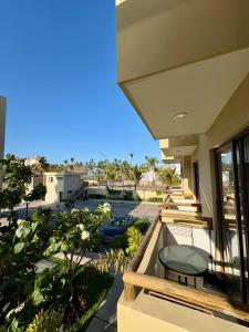 einen Balkon mit einem Tisch und Blick auf einen Parkplatz in der Unterkunft LOFT NUEVO ! En Cerritos OCEANNA frente al MAR ! - 237 B - in Mazatlán