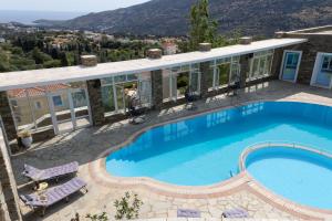 Bazén v ubytování Perla Pool Hotel Andros nebo v jeho okolí