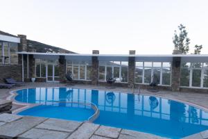 Bazén v ubytování Perla Pool Hotel Andros nebo v jeho okolí