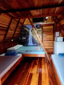 a room with two bunk beds in a boat at Pousada Casa do Campo Zelito in Delfinópolis
