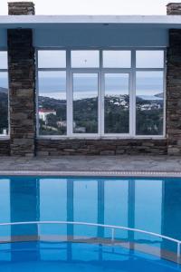 Bazén v ubytování Perla Pool Hotel Andros nebo v jeho okolí