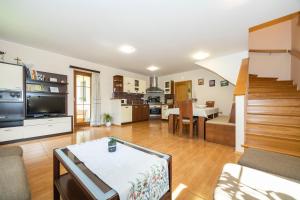 un salon avec un canapé et une table dans l'établissement Tourist Farm Rajšp, à Benedikt v Slovenskih Goricah 26 autres photos