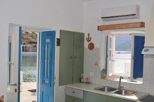 kuchnia ze zlewem i oknem w obiekcie Seafront Studio w mieście Cherronisos