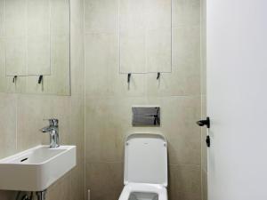 Ένα μπάνιο στο CityLightsEuroveaTower +12 φωτογραφίες