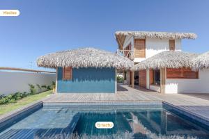 eine Villa mit Swimmingpool und ein Haus in der Unterkunft Vila Carnaúba no condomínio Praia Canoé Fortim in Barra (2)