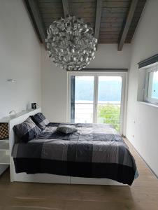 Llit o llits en una habitació de Modern house in the woods with a view of Millstättersee
