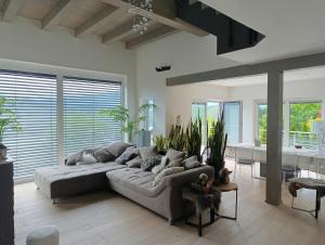 Zona d'estar a Modern house in the woods with a view of Millstättersee