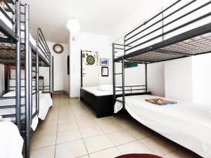 ein Zimmer mit drei Etagenbetten in einem Zimmer in der Unterkunft Acropolis views in Monastiraki square in Athen