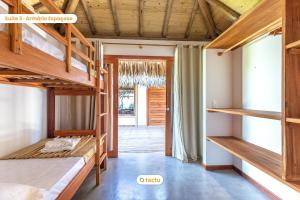 Zimmer mit 2 Etagenbetten und Flur in der Unterkunft Vila Carnaúba no condomínio Praia Canoé Fortim in Barra (2) + 37 Fotos