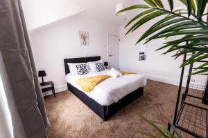 a bedroom with a bed with a plant in it at Spacious 4Bed Parking & Wi-Fi - Contractor Stays in Pallion