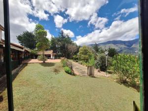 Nespecifikovaný výhled na hory nebo výhled na hory při pohledu z venkovského domu