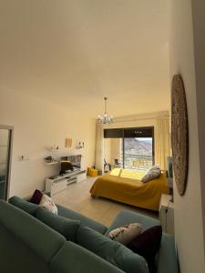 un soggiorno con un divano e un letto di Rental unit in RAHA village compound, special view ad Aqaba