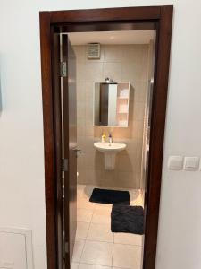 un bagno con lavandino e specchio di Rental unit in RAHA village compound, special view ad Aqaba