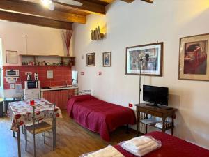 Μια τηλεόραση ή/και κέντρο ψυχαγωγίας στο La Meridiana Bed & Bike