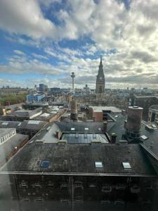 City View One Bedroom Apartment في ليفربول: منظر جوي لمدينة بها برج الساعة