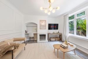 Μια τηλεόραση ή/και κέντρο ψυχαγωγίας στο Modern 2-Bedroom Home in Bromley
