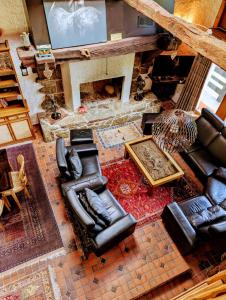 an overhead view of a living room with couches and a fireplace at Chalet für Gruppen und Familien in Ovronnaz