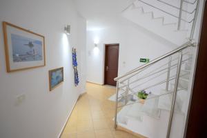 una scala in una casa con pareti bianche di Hotel Soan a Sarandë