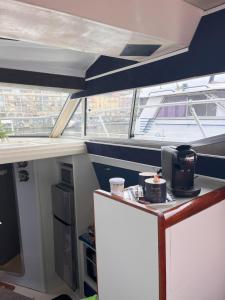 a small kitchen with a counter and a window at IPANEMA - JOLI BATEAU à QUAI in Sète