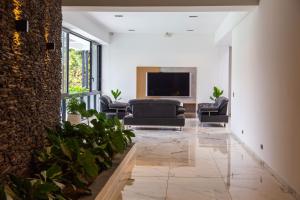 a living room with a couch and a tv at Casa Noral Hotel in Copacabana