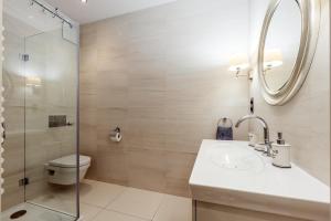 une salle de bain avec toilettes, lavabo et douche dans l'établissement Sunny apartment by the sea with garage, à Sopot 20 autres photos