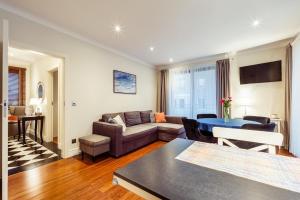 un salon avec un canapé et une table dans l'établissement Sunny apartment by the sea with garage, à Sopot