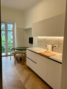 eine Küche mit Tisch und Arbeitsplatte in der Unterkunft Casa Vicina INALPI ARENA in Turin