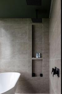a bathroom with a bath tub and a sink at Cabana Panorama - Parque Floresta Alta in Rodeio +72 photos