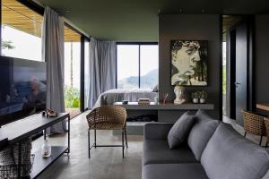 a living room with a couch and a bed at Cabana Panorama - Parque Floresta Alta in Rodeio