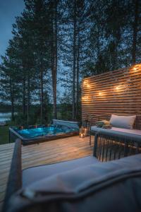 Bazén v ubytování Arctic Snow Lake Lodge nebo v jeho okolí