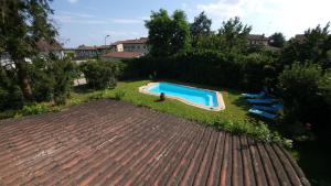 an overhead view of a swimming pool in a yard at Casa Laura in Madonna della Scala +13 photos