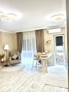 uma sala de estar com uma mesa e um sofá em Mok Residence 1 em Timişoara