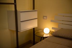 Tempat tidur dalam kamar di 2 min Metro C - Tor Vergata Uni - Parking Priv
