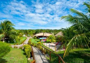 widok na ośrodek z palmami w obiekcie Rio Das Garças Eco Resort w mieście São José de Mipibu
