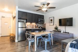 Una cocina y un comedor con mesa y sillas. en 245 Bldg C condo, en Truckee