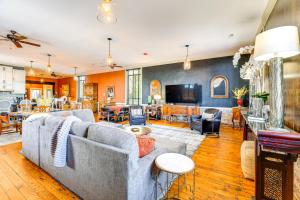 TV a/nebo společenská místnost v ubytování Walkable Wytheville Loft on Main Street!