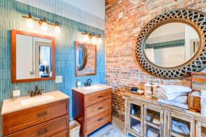 Koupelna v ubytování Walkable Wytheville Loft on Main Street! + 20 fotografií