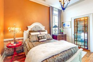 Postel nebo postele na pokoji v ubytování Walkable Wytheville Loft on Main Street!