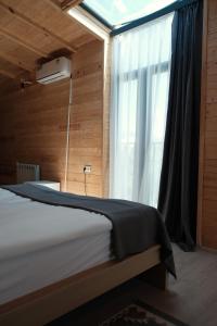 Postel nebo postele na pokoji v ubytování Beeography guest house