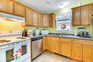 Η κουζίνα ή μικρή κουζίνα στο 1 Mi to Beach Cottage with Pool Access in Wells