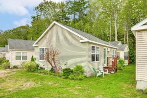 Κήπος έξω από το 1 Mi to Beach Cottage with Pool Access in Wells