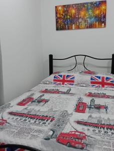 メルガルにあるBlooming House Melgarのベッド(毛布、イギリス国旗付)