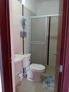メルガルにあるBlooming House Melgarのトイレ、洗面台、シャワー付きのバスルーム