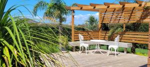 Um jardim em Elevated Family Sized Guest-house with Beautiful Views